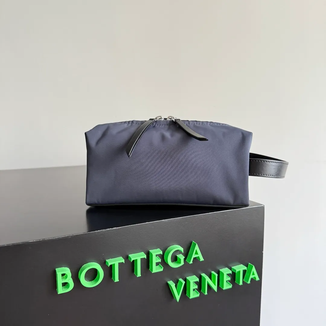 Batch 1160 Bottega Veneta When BV's classic genes are integrated into daily storage, this new bag directly understands the "advanced practical aesthetics"✨The new storage bag reshapes the sense of daily ritual with a low-key luxury attitude. The selection of high-quality nylon is light but tough. It reflects BV's dedication to quality. It can withstand the bumps of the journey and complement the daily sophistication. The large capacity is amazing, and the partitioned storage is ingeniously designed. Cosmetics and small items are in their proper places. Business trips, travels, and commuting are all about worry-free storage in one package. Style number: 806369 Size: 20*10*9cm